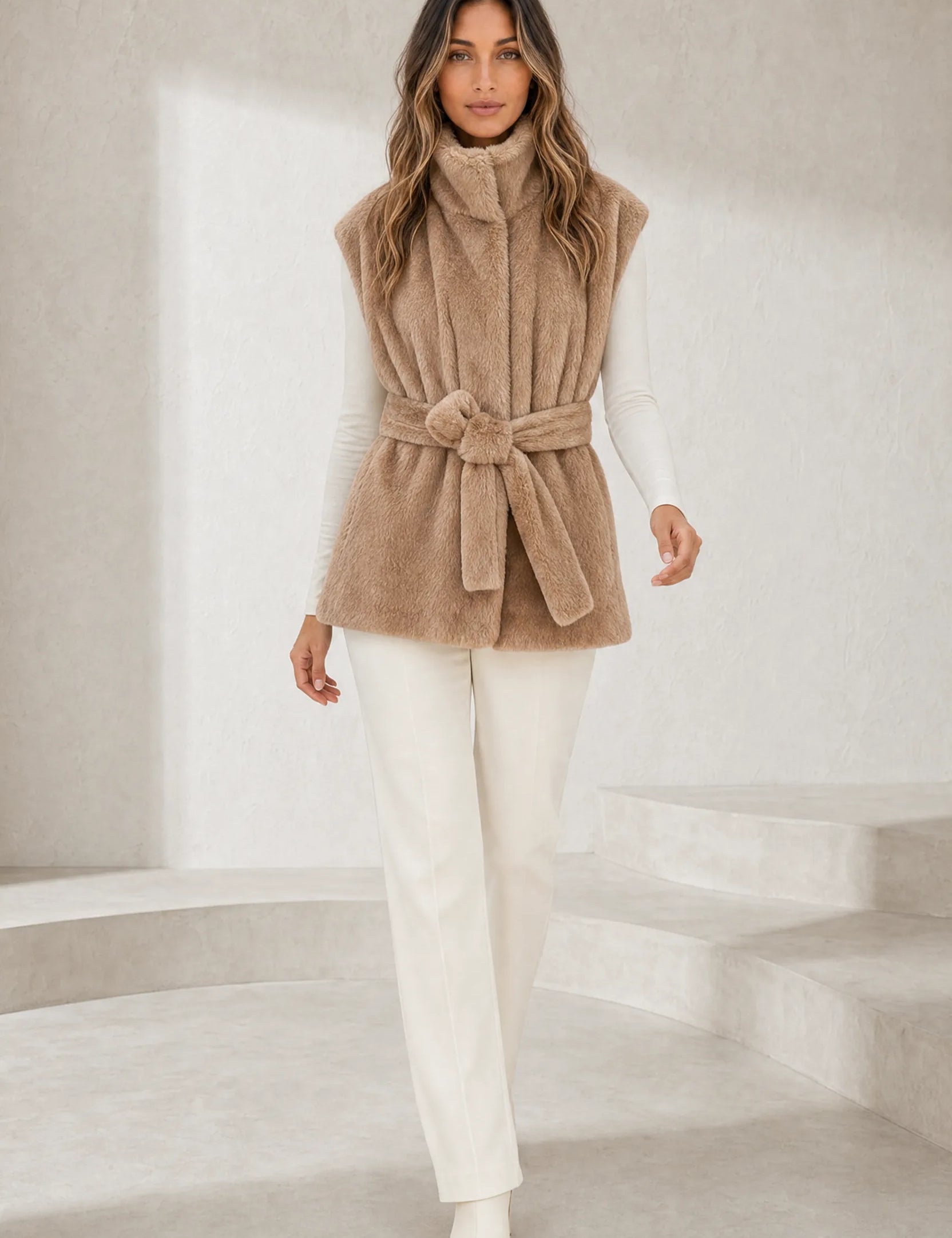Gilet fausse fourrure camel ceinturé | Lounelle Paris