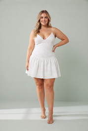 Robe col V fines bretelles | Porté sur une silhouette plus ronde | Lounelle Paris