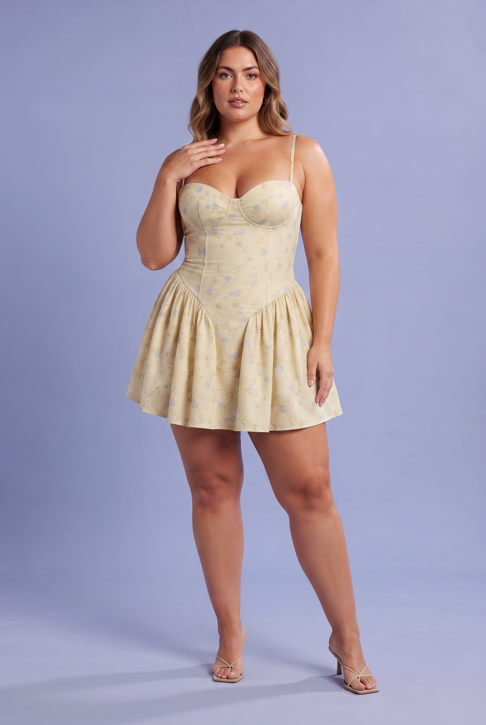 Robe jaune florale à fines bretelles | Porté sur une silhouette plus ronde | Lounelle Paris