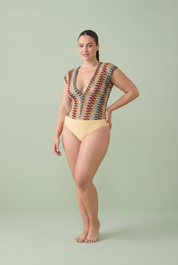 Body décolleté V dos nu | Porté sur une silhouette plus ronde | Lounelle Paris