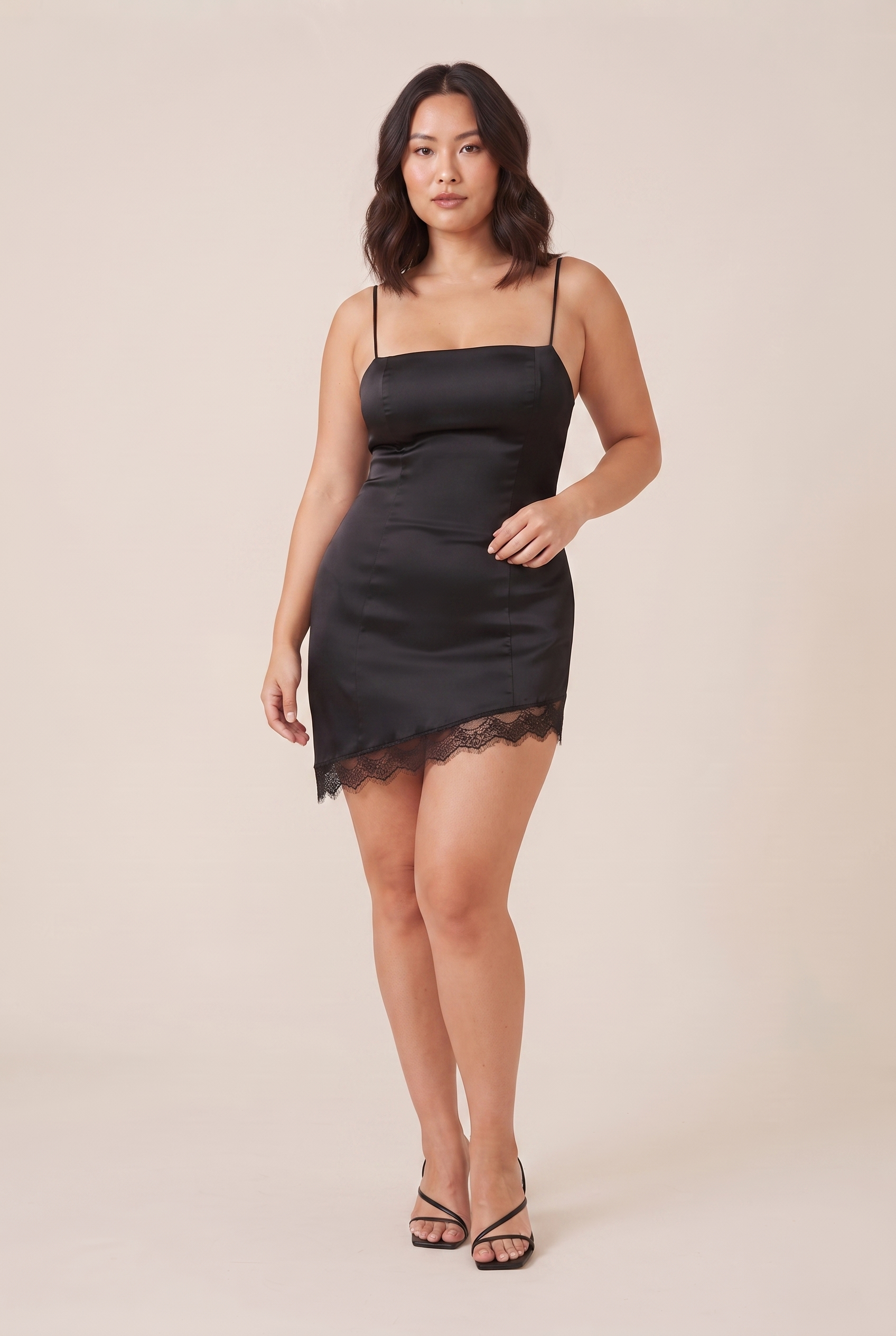 Robe noire asymétrique à fines bretelles | Porté sur une autre silhouette | Lounelle Paris