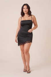 Robe noire asymétrique à fines bretelles | Porté sur une autre silhouette | Lounelle Paris