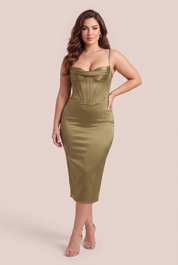 Robe vert olive col drapé satinée | Porté sur une silhouette plus ronde | Lounelle Paris