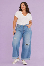 Jean bleu moyen jambe large taille repliée | Porté sur une autre silhouette | Lounelle Paris