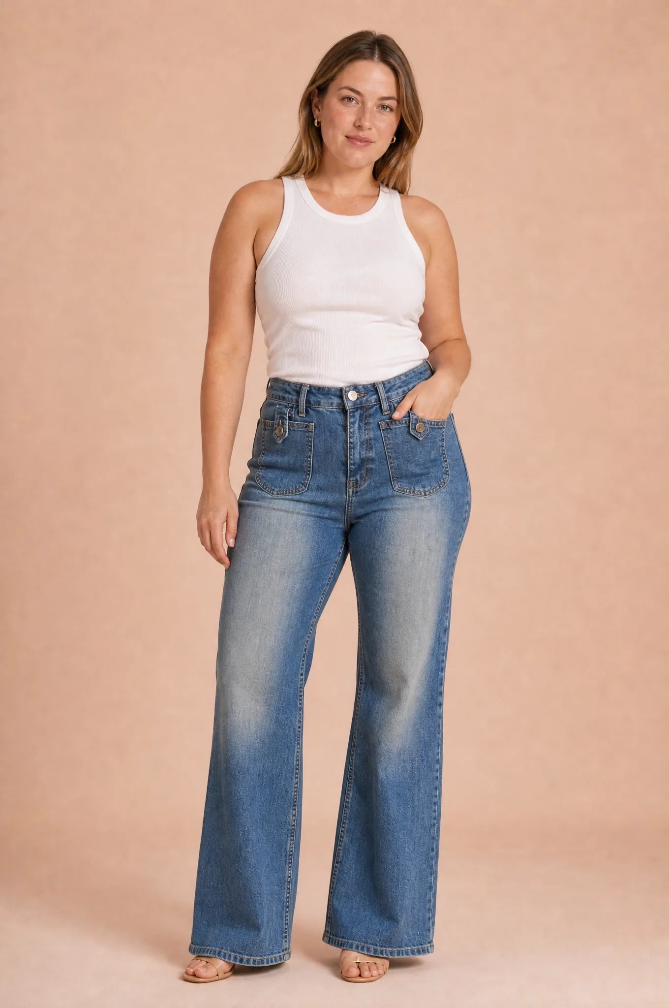 Jean bleu taille haute évasé | Porté sur une autre silhouette | Lounelle Paris