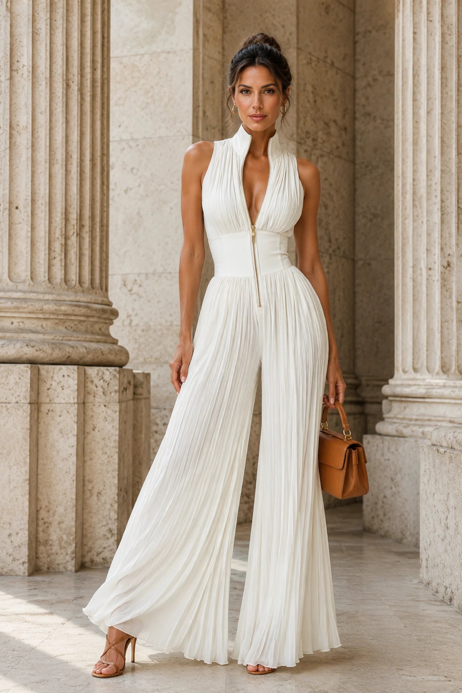 Hvid plisseret jumpsuit med høj hals