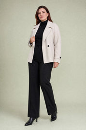 Manteau court écru double boutonnage | Porté sur une autre silhouette | Lounelle Paris