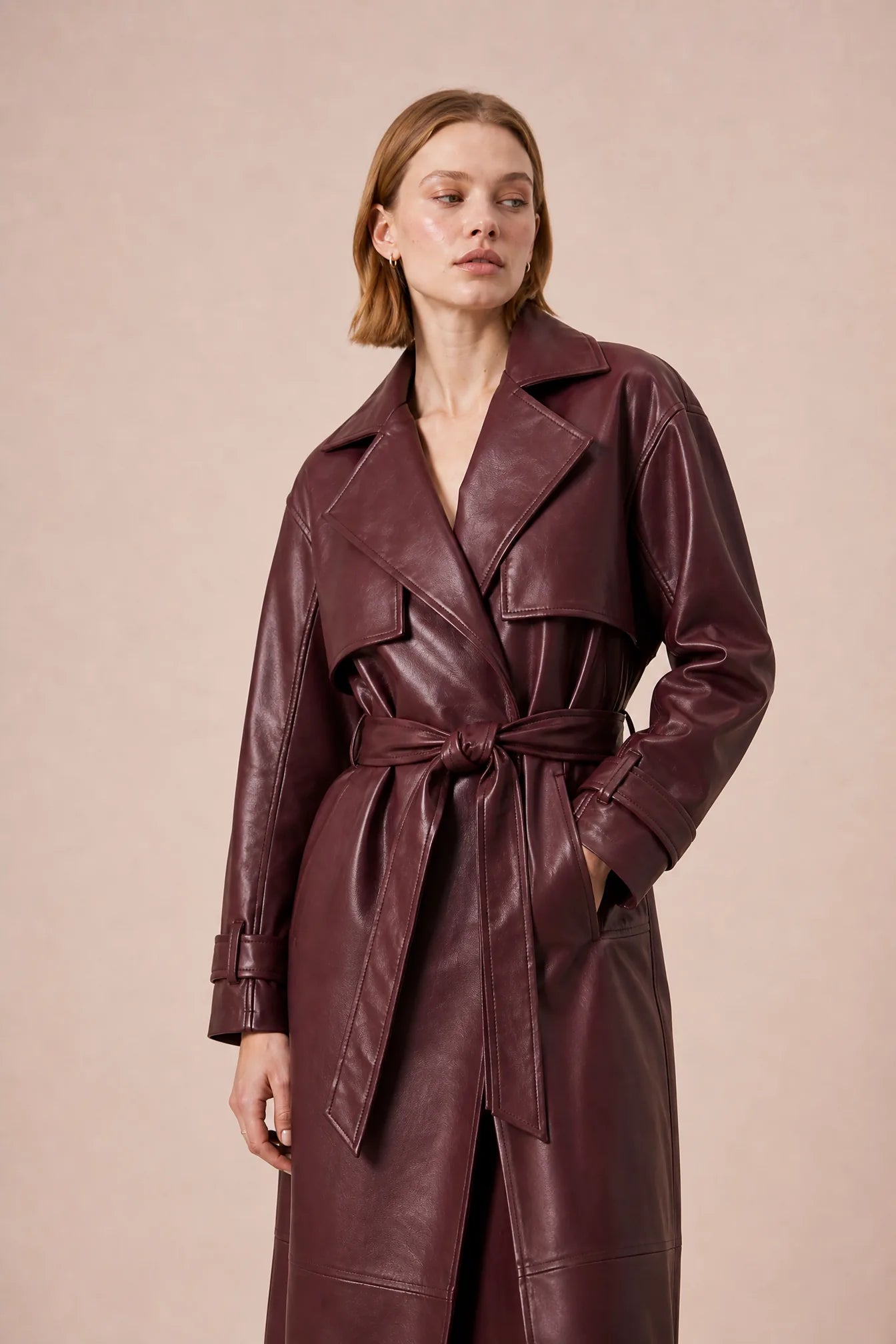 Manteau long effet cuir ceinturé | Vue rapprochée | Lounelle Paris