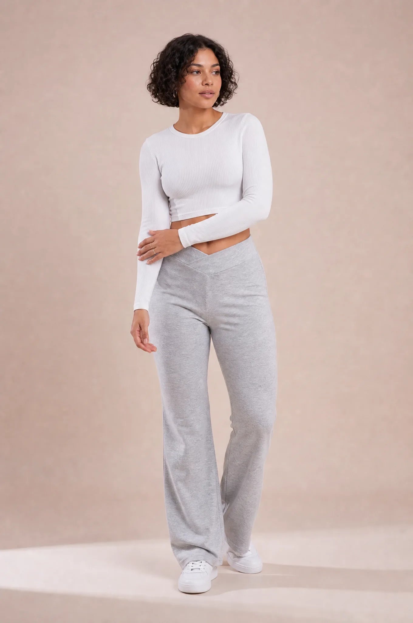 Pantalon gris taille en V évasé | Porté sur une autre silhouette | Lounelle Paris