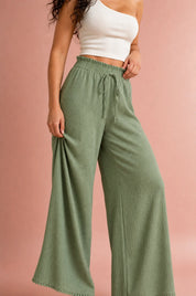Pantalon large vert taille volantée | Vue rapprochée | Lounelle Paris