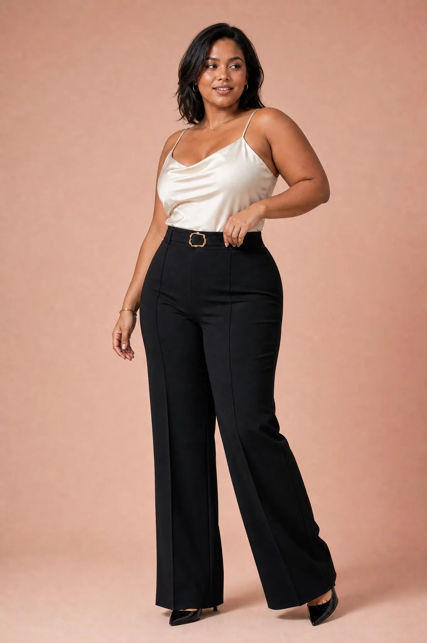 Pantalon noir taille haute évasé | Porté sur une silhouette plus ronde | Lounelle Paris