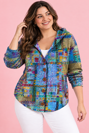 Gilet bleu à capuche boutonné | Porté sur une silhouette plus ronde | Lounelle Paris
