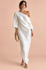 Offwhite asymmetrisk kjole med bar skulder