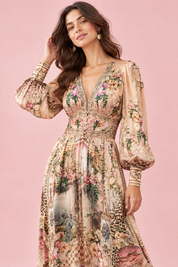 Robe longue beige à col V et manches bouffantes | Vue rapprochée | Lounelle Paris