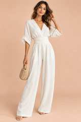 Hvid jumpsuit med V-hals og vide ben