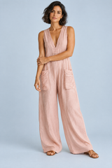 Pink jumpsuit med V-udskæring og vide ben