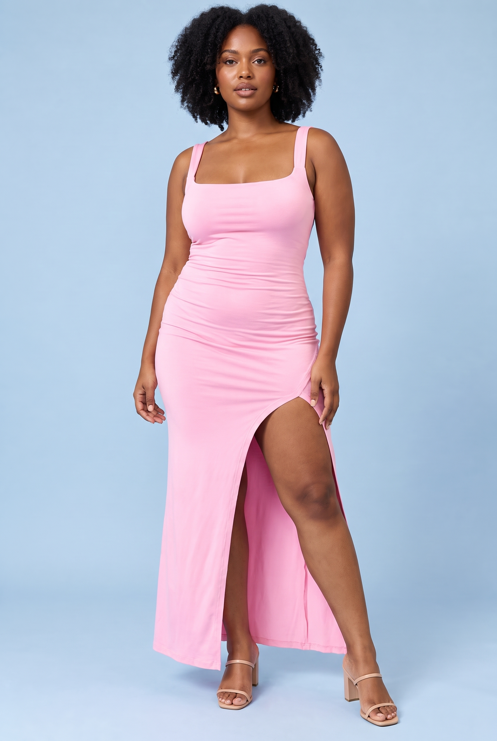 Robe longue rose à encolure dos nu et coupe sirène | Porté sur une silhouette plus ronde | Lounelle Paris