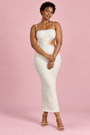 Robe longue blanche en dentelle à encolure bandeau | Porté sur une silhouette plus ronde | Lounelle Paris