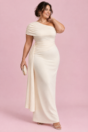 Robe midi asymétrique écrue drapée | Porté sur une silhouette plus ronde | Lounelle Paris