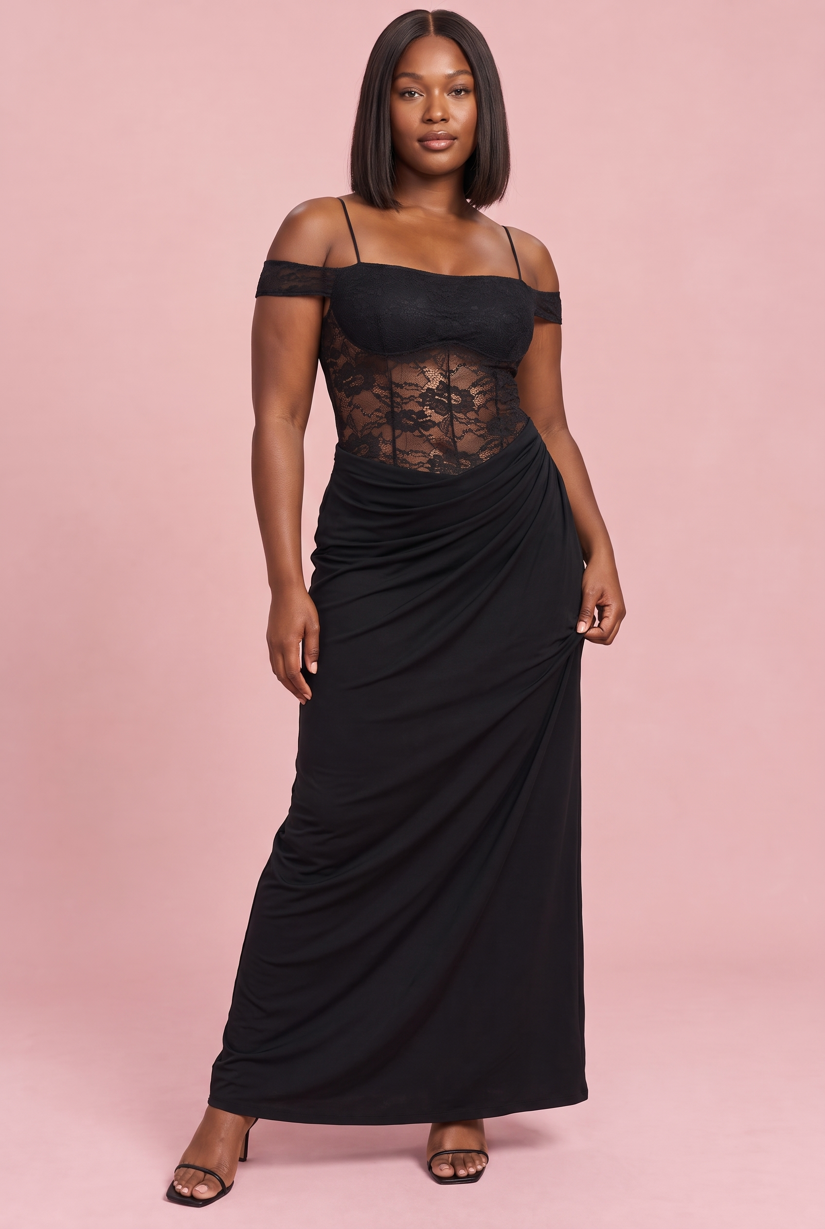 Robe longue noire en dentelle froncée | Porté sur une silhouette plus ronde | Lounelle Paris