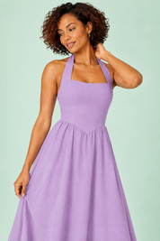 Robe midi patineuse violet clair à encolure américaine | Vue rapprochée | Lounelle Paris