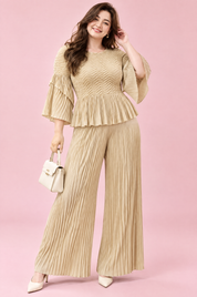 Ensemble plissé beige avec pantalon large | Porté sur une silhouette plus ronde | Lounelle Paris