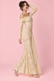 Robe longue beige en dentelle à col Bardot, avec détails froncés et lien à nouer | Vue de dos | Lounelle Paris