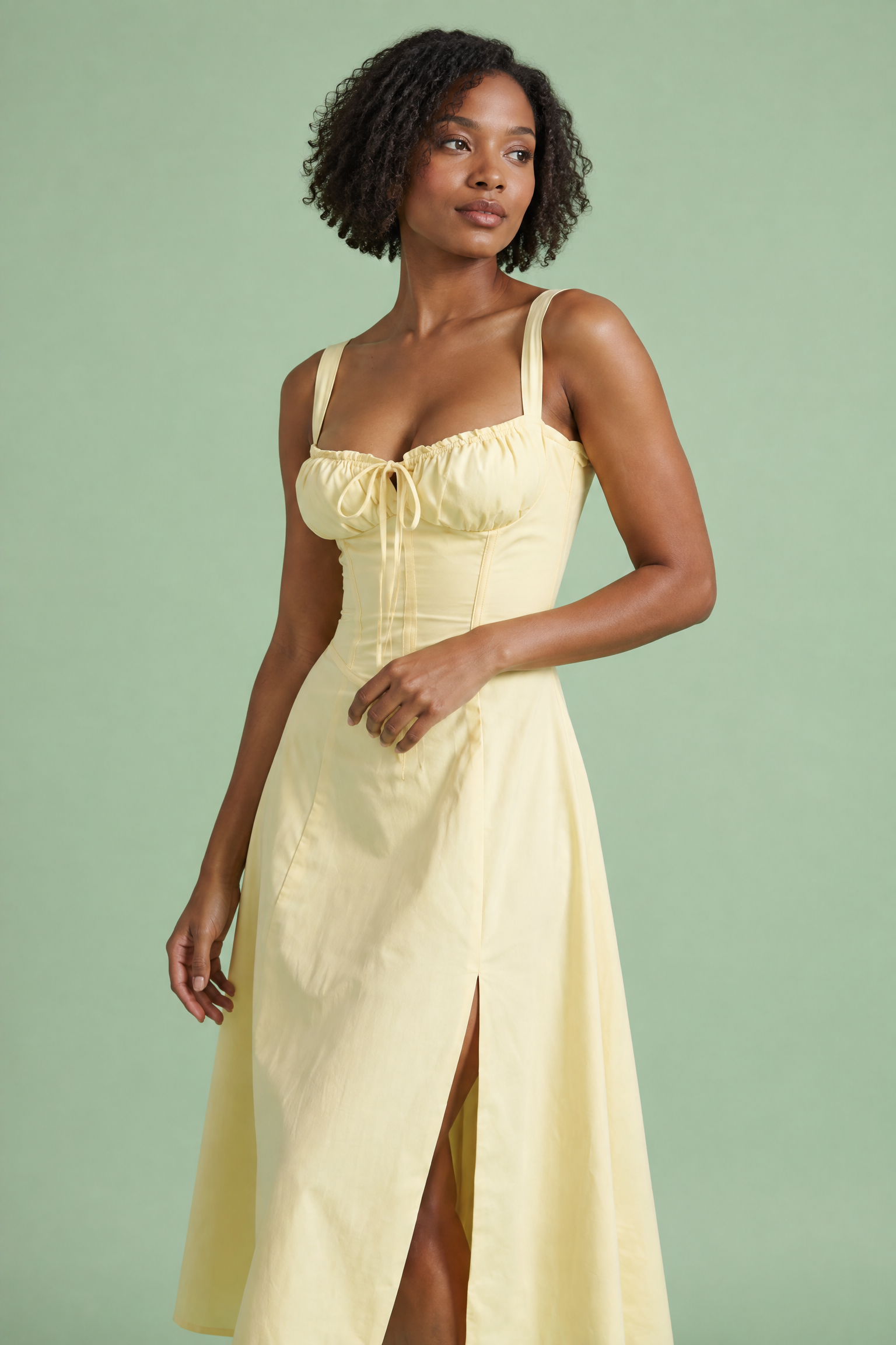 Robe midi jaune clair à coupe trapèze et encolure carrée | Vue rapprochée | Lounelle Paris
