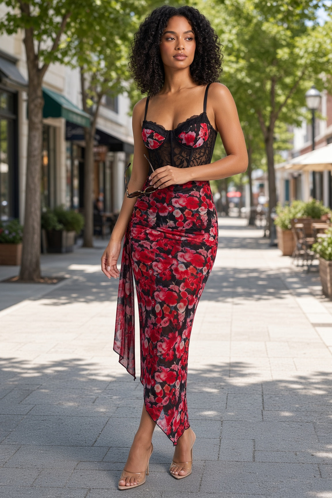 Robe longue en mesh à imprimé léopard, décolleté en V et fente haute devant — Rouge | Photo lifestyle | Lounelle Paris