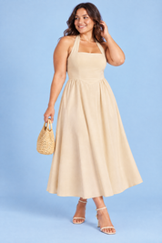 Robe midi patineuse beige à encolure américaine | Porté sur une silhouette plus ronde | Lounelle Paris