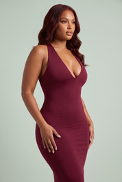 Robe longue bordeaux à décolleté plongeant avec gants | Vue rapprochée | Lounelle Paris