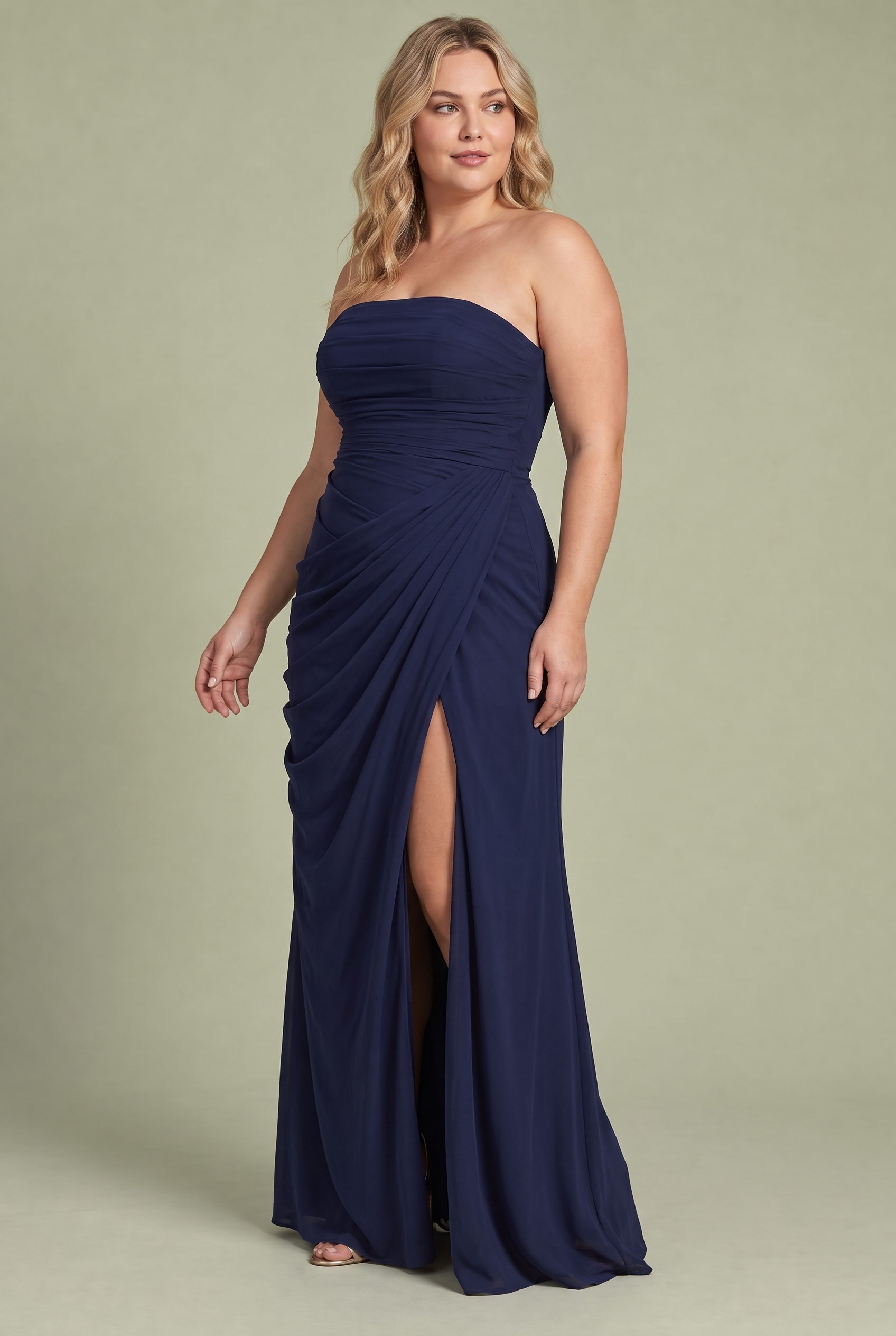 Robe longue bleu marine froncée sans bretelles | Porté sur une silhouette plus ronde | Lounelle Paris