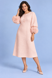 Robe midi rose coupe trapèze à manches bouffantes | Porté sur une autre silhouette | Lounelle Paris