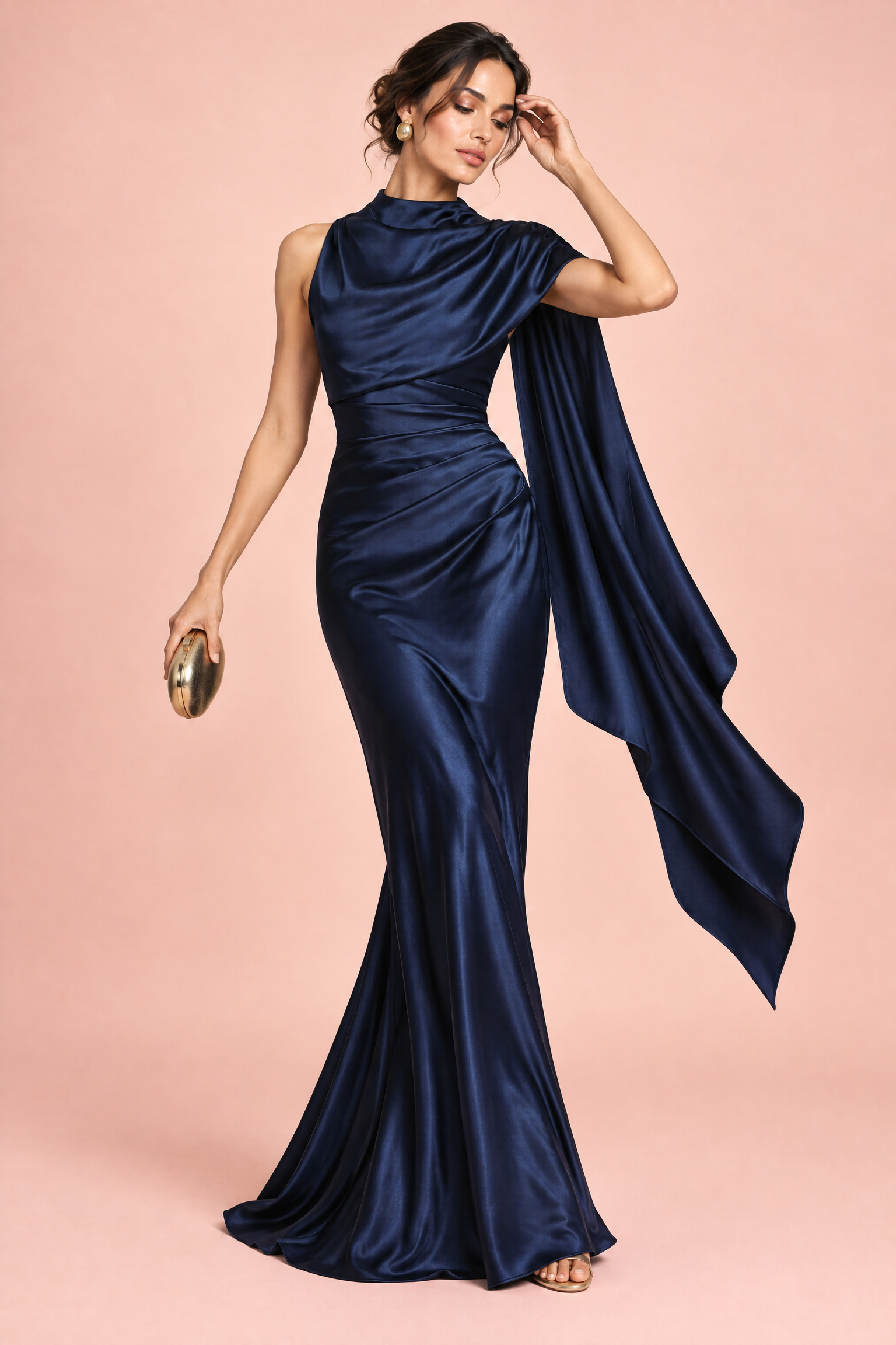 Robe longue en satin bleu foncé à col bénitier | Vue en mouvement | Lounelle Paris