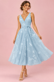 Robe midi fleurie bleu ciel à la coupe patineuse | Vue de face | Lounelle Paris