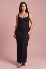 Robe longue corset en dentelle noire | Porté sur une silhouette plus ronde | Lounelle Paris