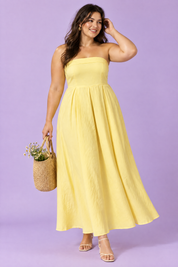 Robe midi évasée bustier — jaune | Porté sur une silhouette plus ronde | Lounelle Paris