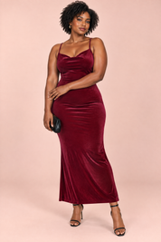 Robe longue sirène en velours bordeaux, à fronces et fines bretelles | Porté sur une silhouette plus ronde | Lounelle Paris
