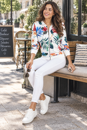 Veste bomber fleurie ajustée blanche | Photo lifestyle | Lounelle Paris