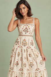 Robe longue écrue fleurie à volants | Vue rapprochée | Lounelle Paris