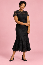 Robe midi noire en dentelle à manches courtes | Porté sur une silhouette plus ronde | Lounelle Paris