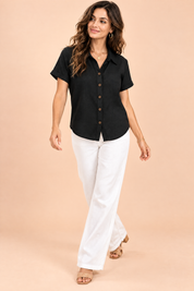 Chemise noire à manches courtes et col classique | Vue en mouvement | Lounelle Paris