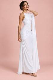 Robe longue blanche à col montant, détails drapés et manches cape | Vue de dos | Lounelle Paris