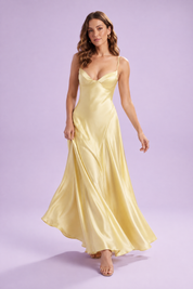 Robe longue satinée jaune pâle à col V | Vue en mouvement | Lounelle Paris