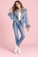 Kort, figursyet denim-bikerjakke med pelskrave