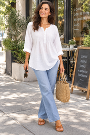 Blouse blanche en coton à col rond et patte de boutonnage plissée | Photo lifestyle | Lounelle Paris