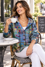 Gilet à capuche bleu à fleurs | Photo lifestyle | Lounelle Paris