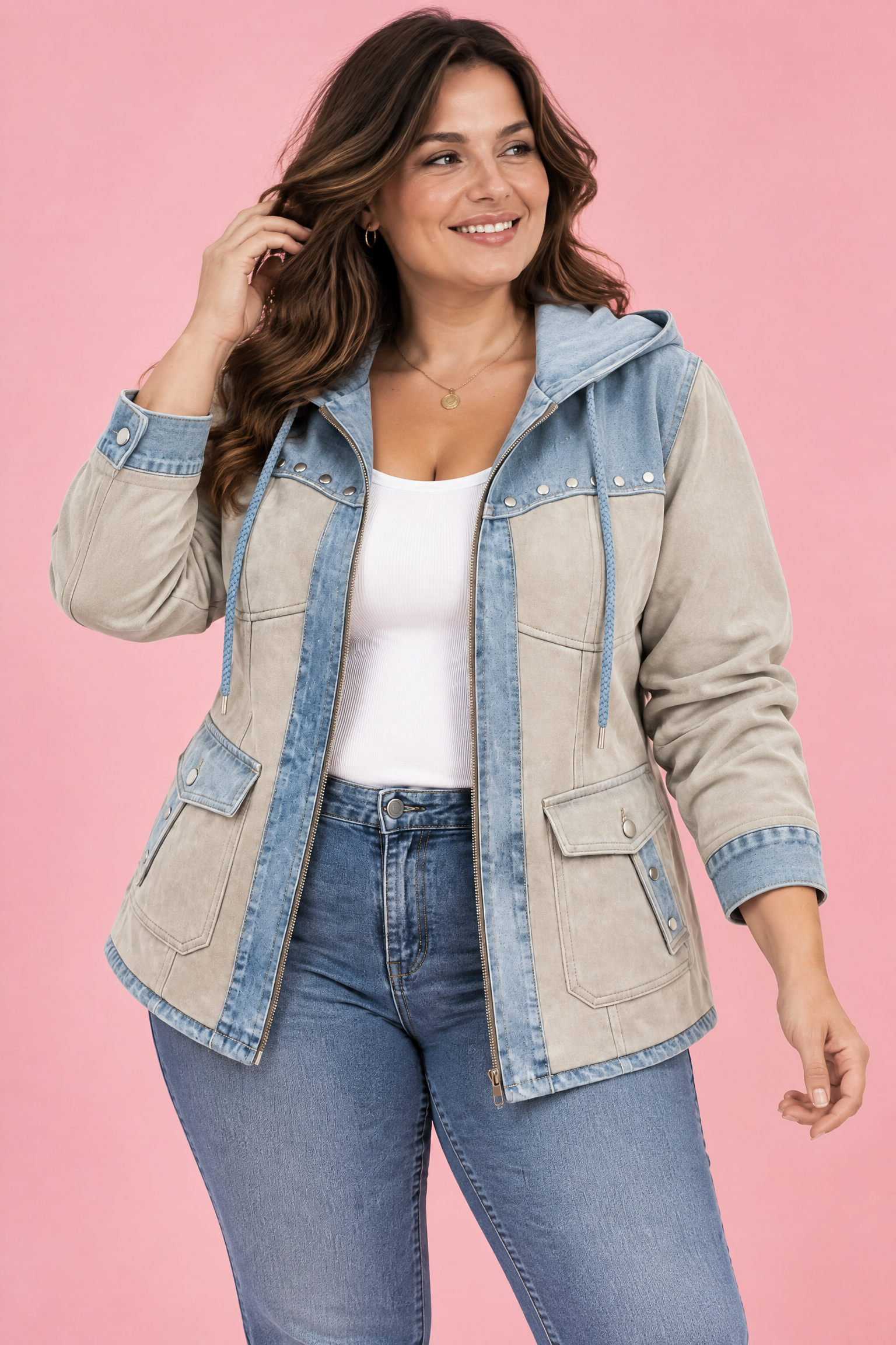 Veste à capuche beige à empiècements | Porté sur une silhouette plus ronde | Lounelle Paris