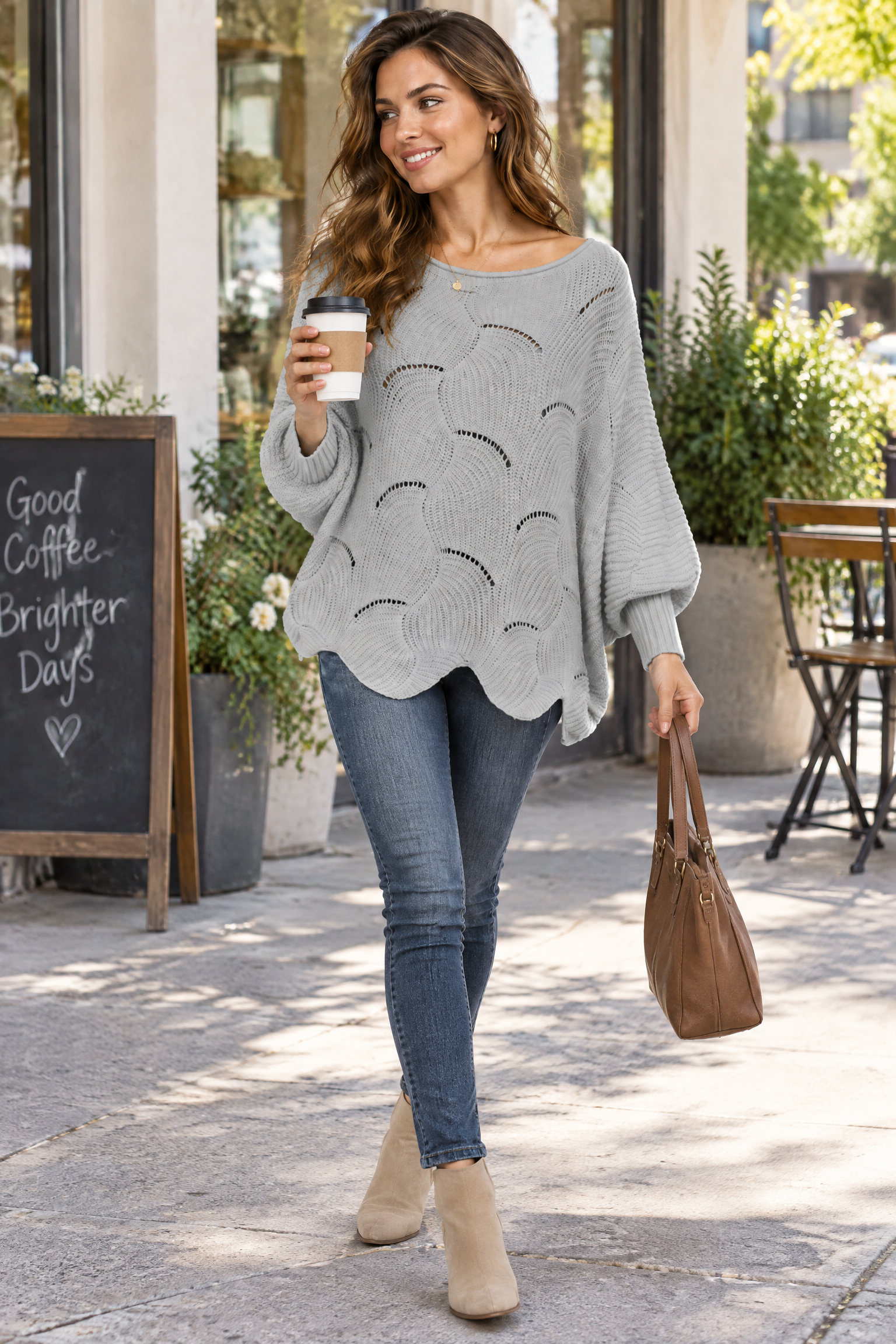 Pull gris oversize ajouré à col bateau | Photo lifestyle | Lounelle Paris