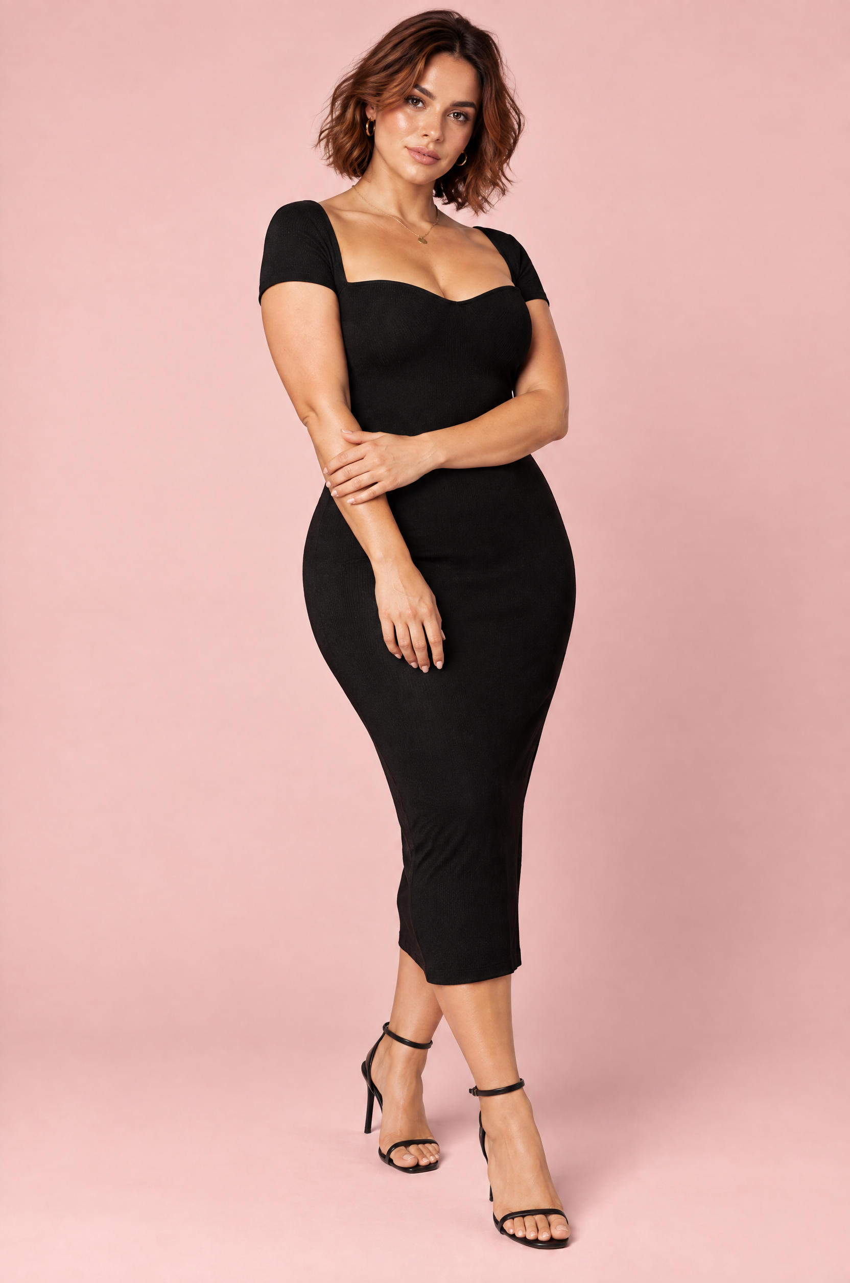 Robe midi noire à encolure découpée, épaules dénudées et manches courtes | Porté sur une autre silhouette | Lounelle Paris